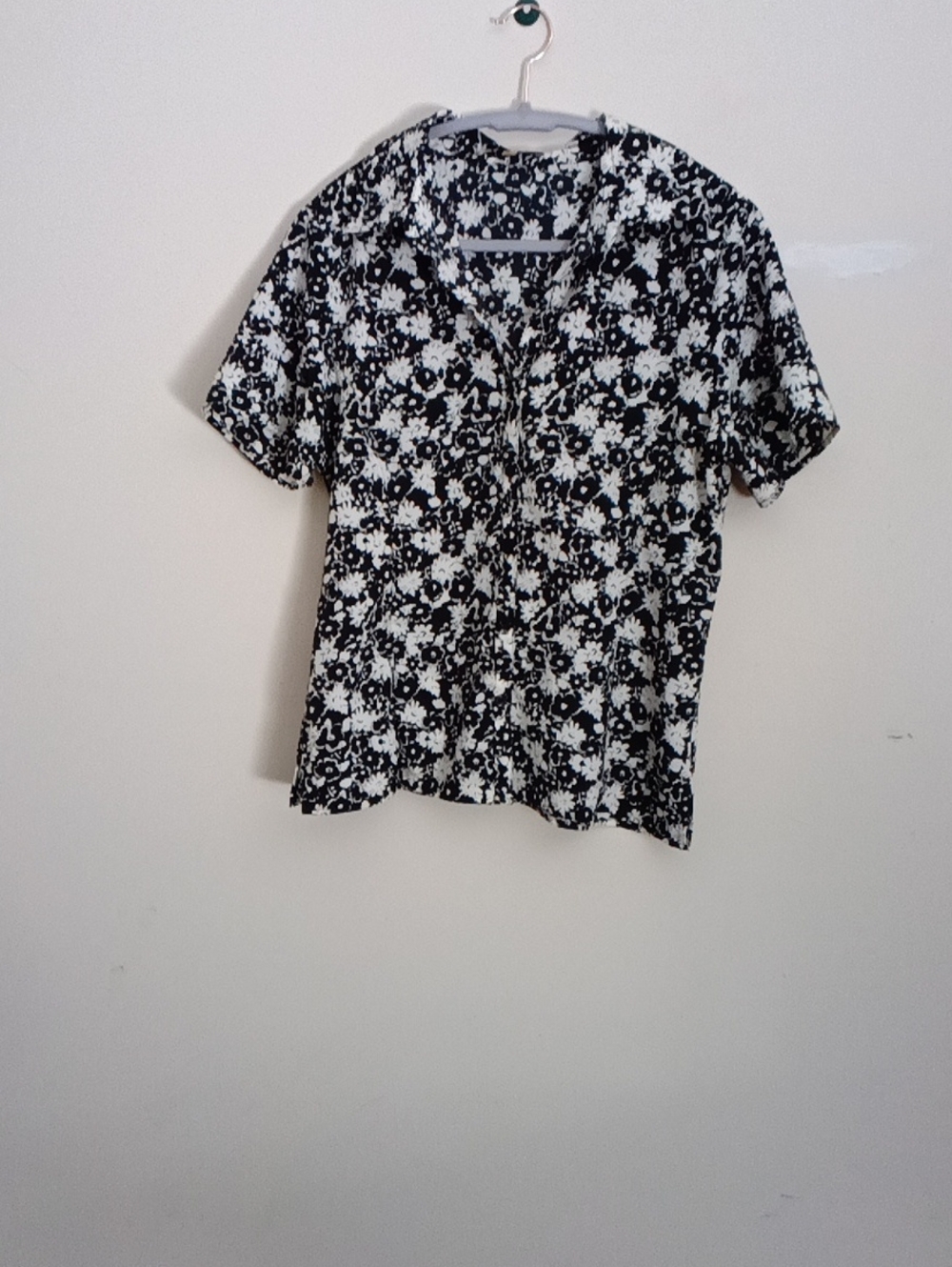 NOTATIONS Floral Button-Down Short Sleeve Top - Black & White SIZE MEDIUM - Picture 4 of 6